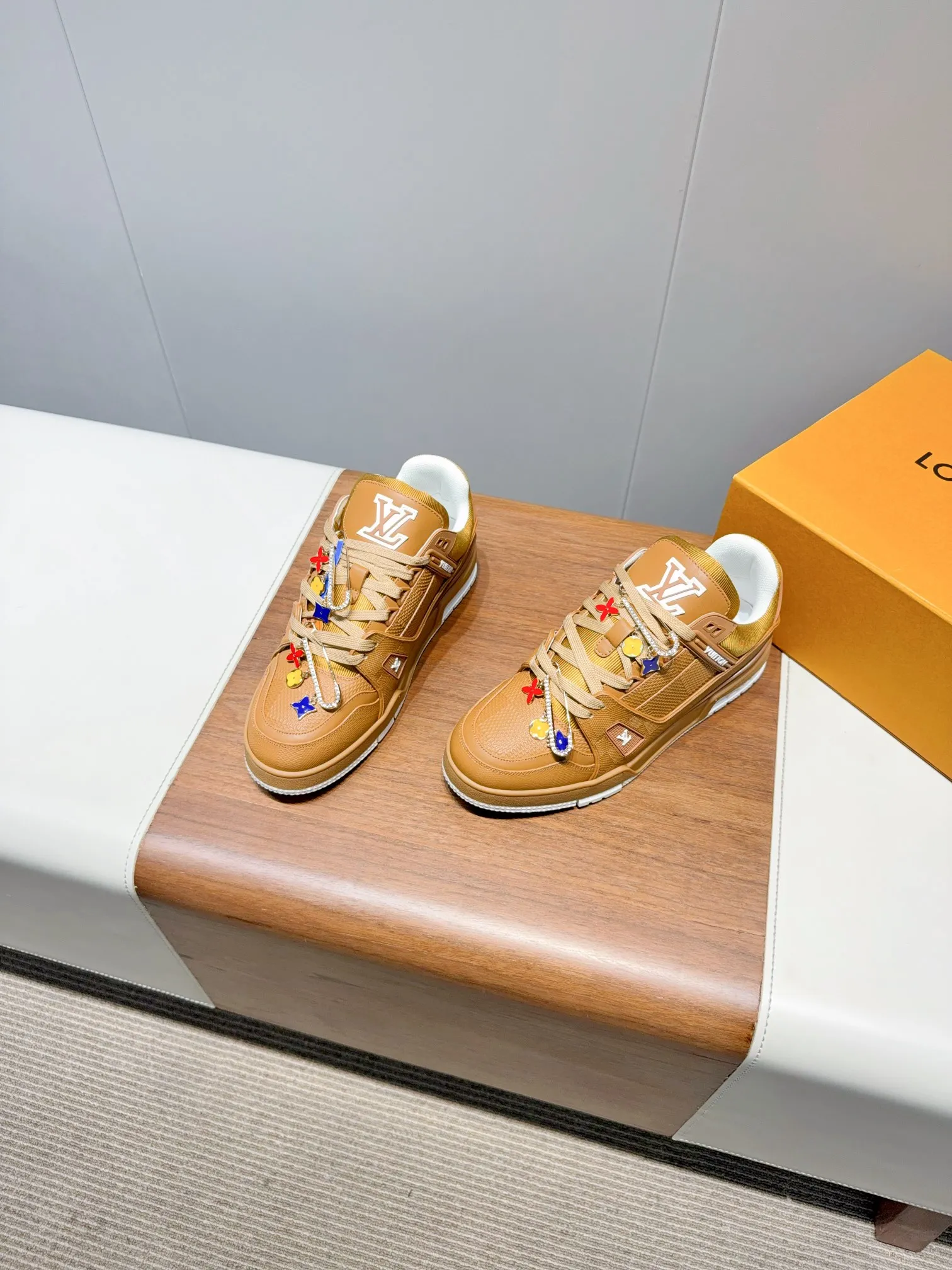 👟👟Ex-factory price 780👟👟Louis Vuitto- Louis Vuitton Couple's Casual Sports Shoes Skateboard Shoes Original purchase, development and production This LV Traine- sports shoe is made of cow leather to create a complex upper, which requires several hours of ingenious sewing to complete. The classic configuration is from the hands of Virgil Ablo-, showing the inspiration of retro basketball shoes. Exquisite packaging at the delivery counter. Fabric: Original customized first-layer cowhide. Inner foot pad: Breathable mesh. Heel height: 3cm. Outsole: Original molded two-color TPU combination outsole. Size: 35-45 (40 for women and 45 for men. Custom-made, non-refundable) (Note: Bulk items do not come with buckles. Please inform us if you need buckles when ordering) Buckle +20